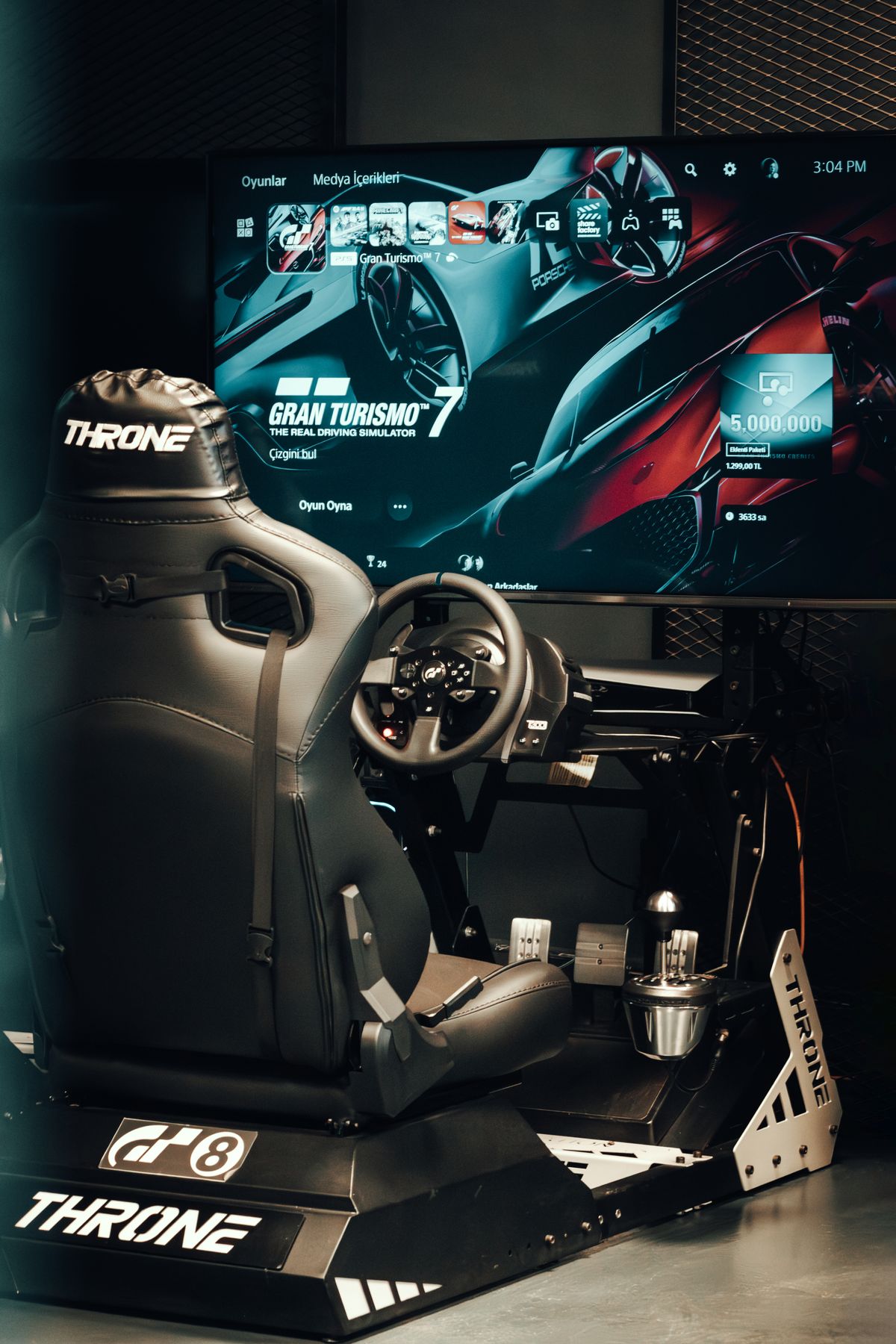 Rennsimulator-Cockpit mit Gran Turismo